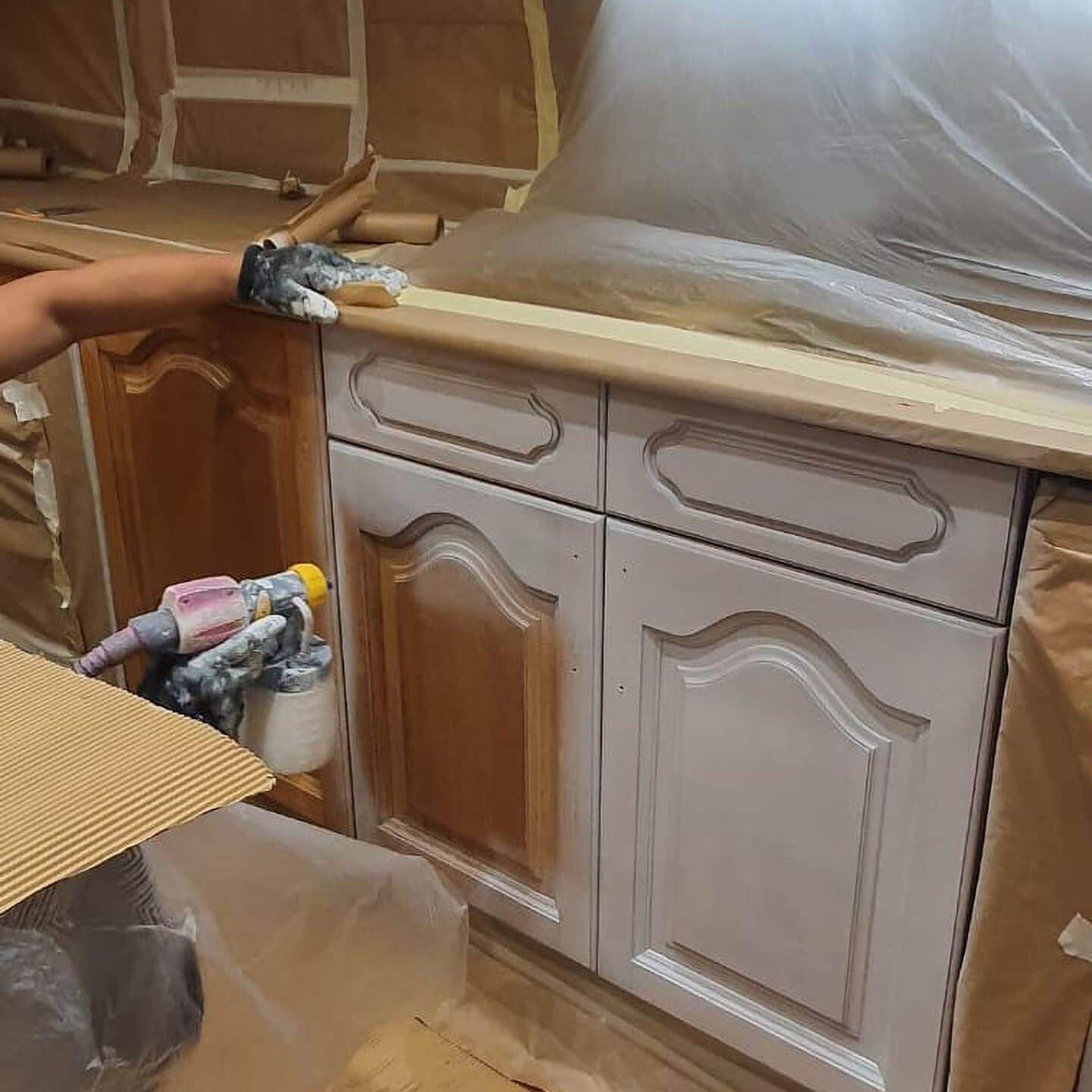 Trabajo de pintura sobre mueble