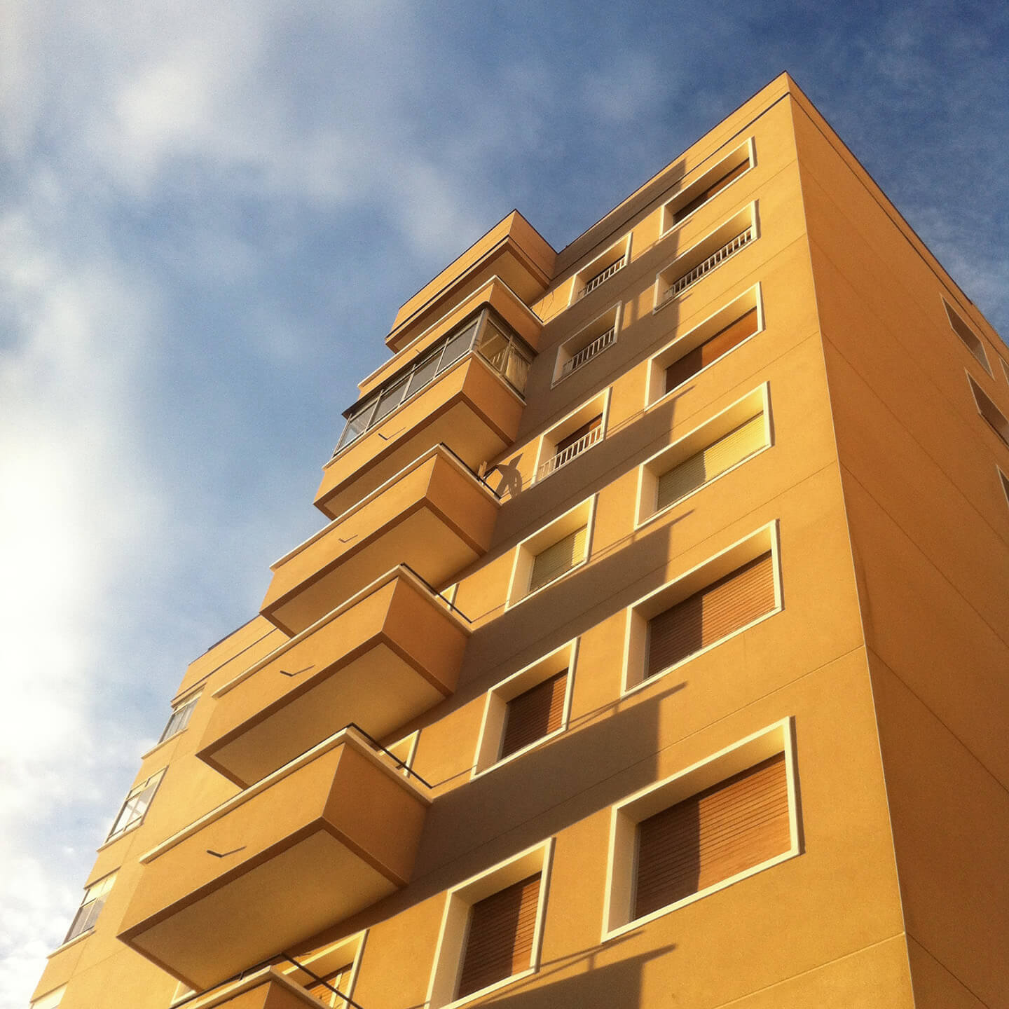 Trabajo de pintura exterior sobre edificio