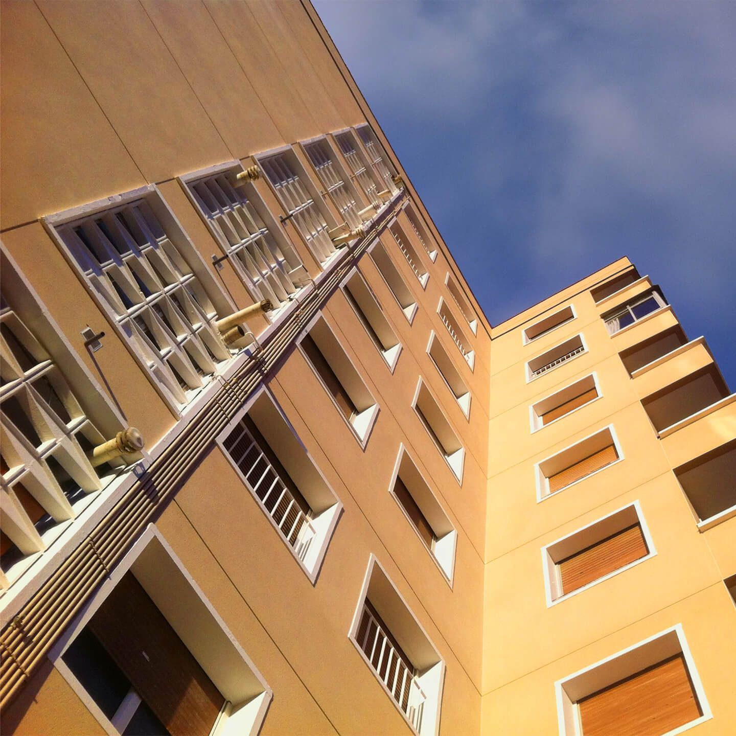 Trabajo de pintura exterior sobre edificio