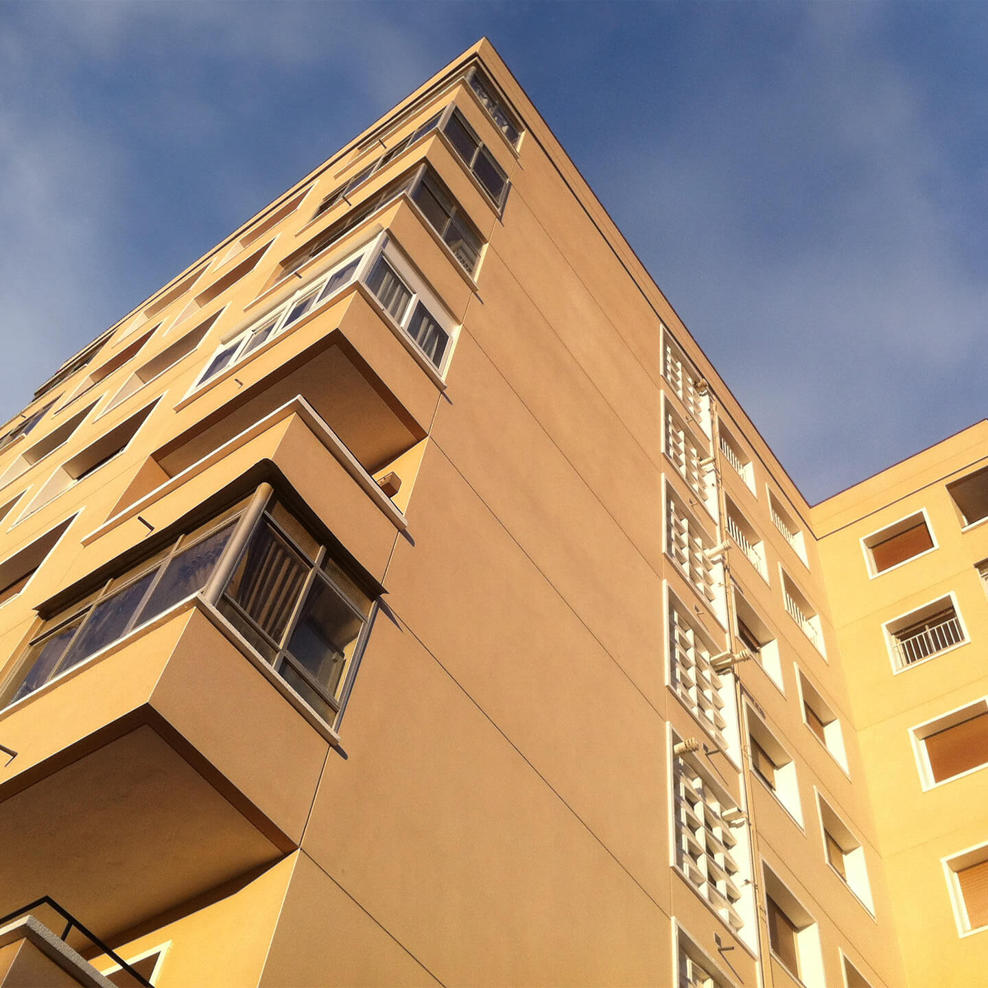 Trabajo de pintura exterior en edificio