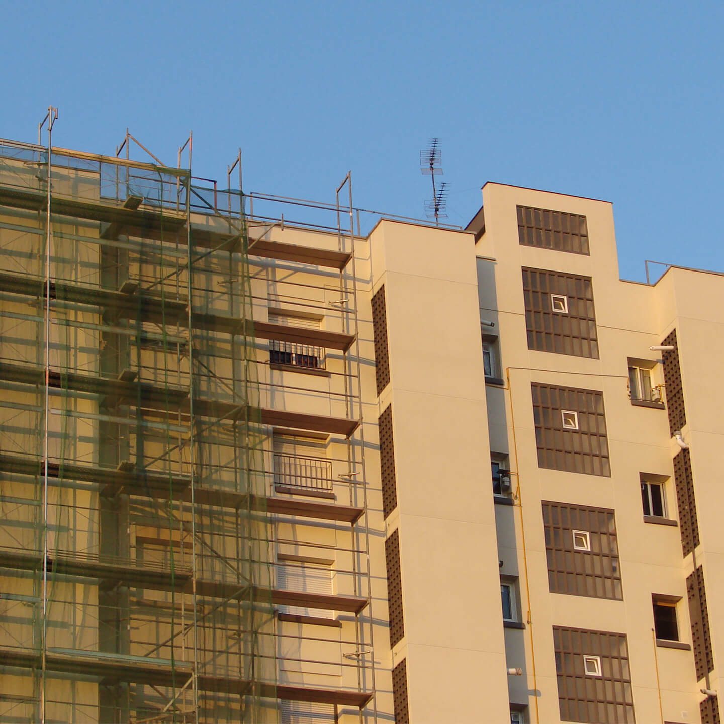 Trabajo de pintura exterior en edificio