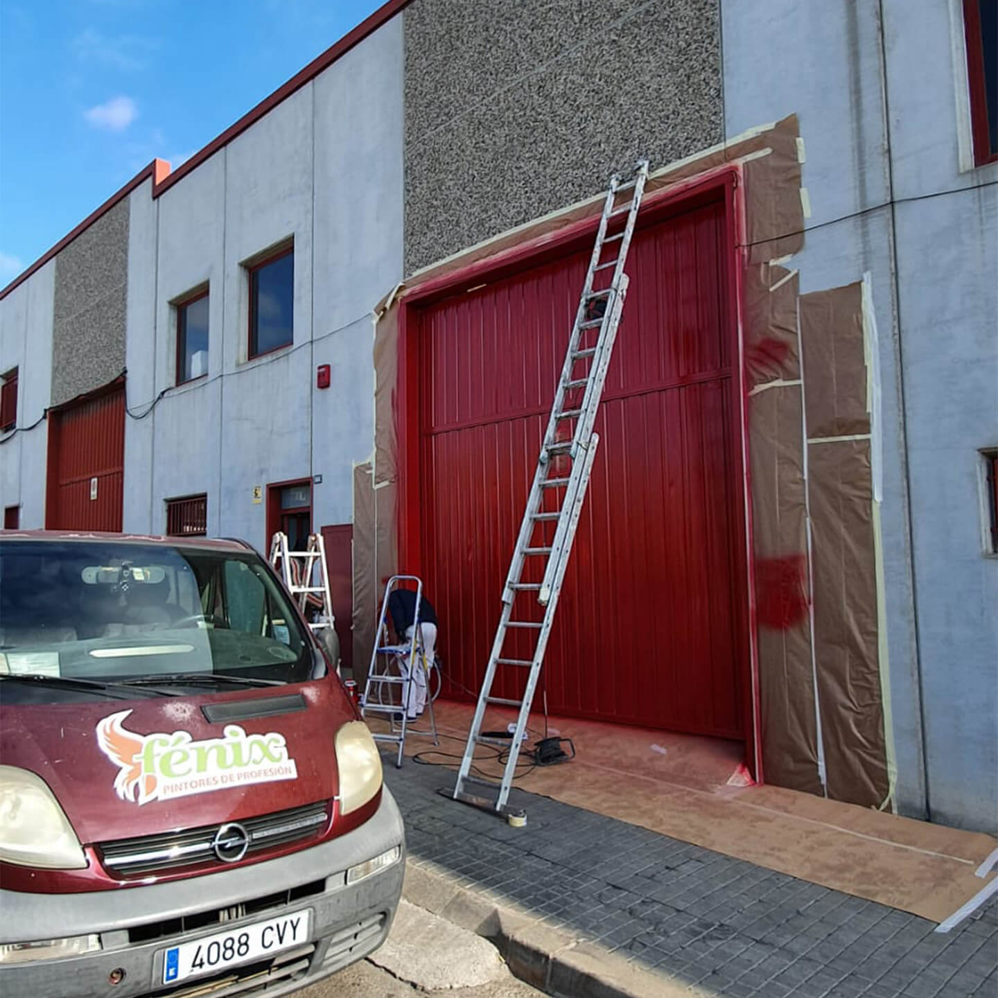 Trabajo de pintura sobre portón