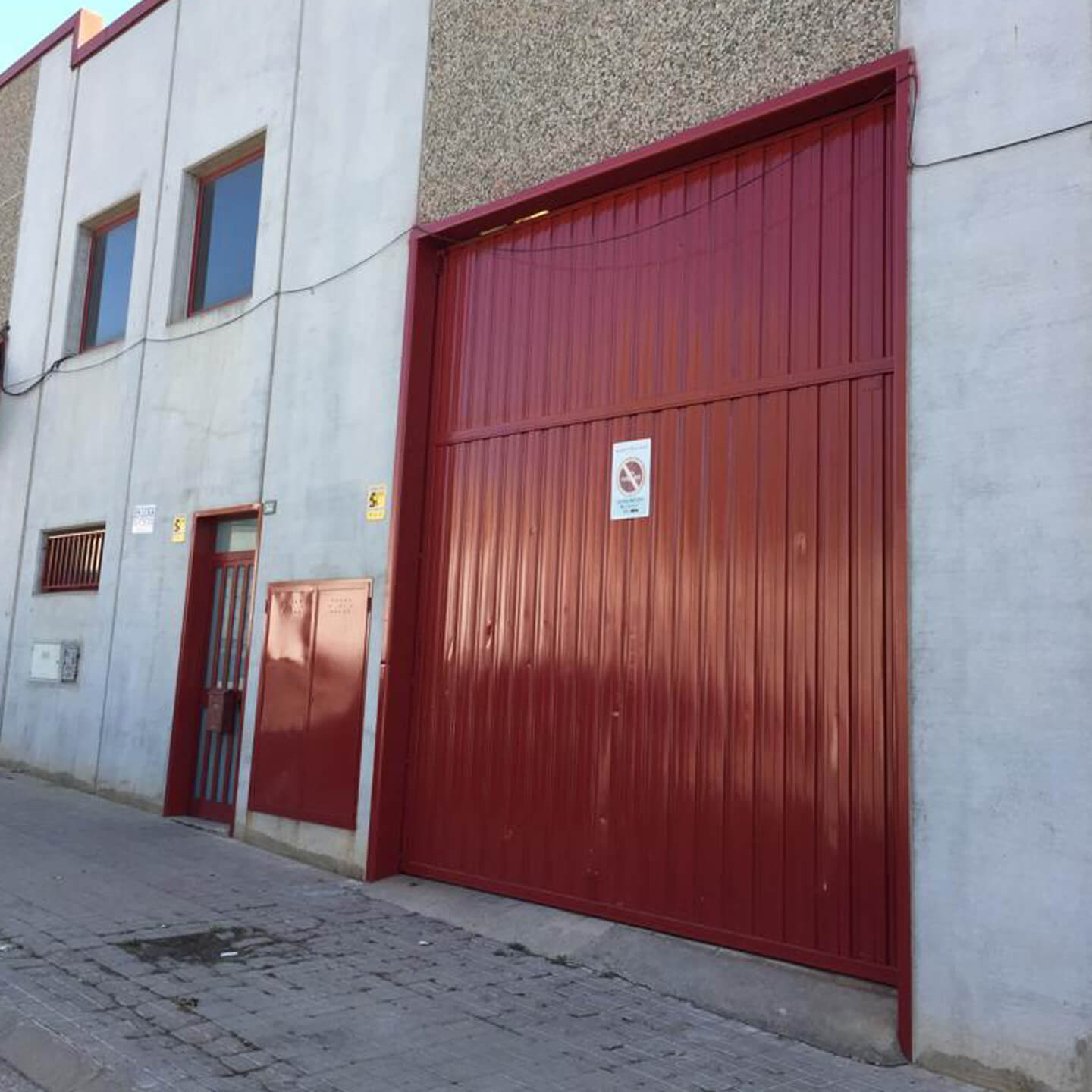 Trabajo de pintura sobre portón