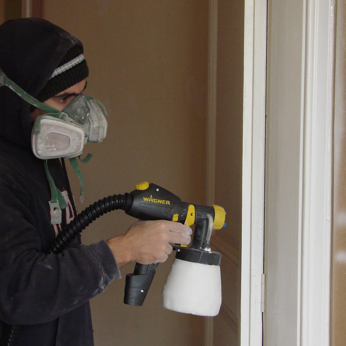 Trabajo de pintura sobre puerta