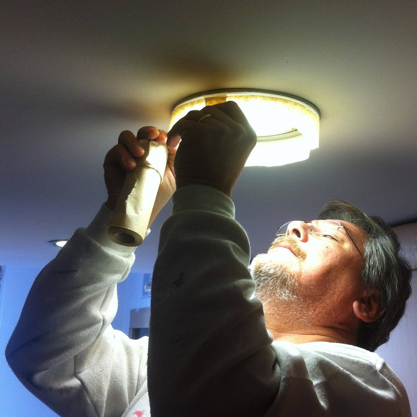 Trabajo de pintura interior sobre techo