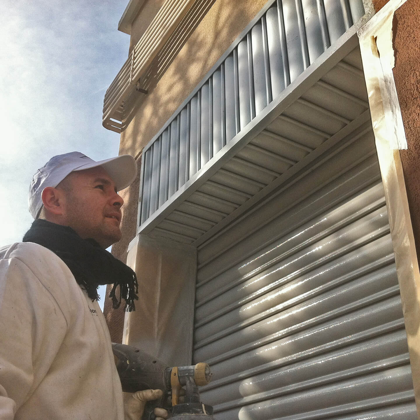 Trabajo de pintura sobre cortina